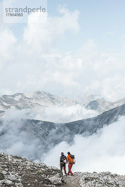 Wanderer wandern gemeinsam am Gipfel des Bergrandes