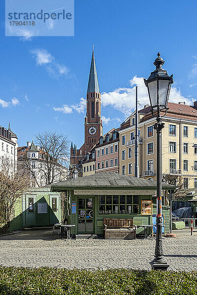 Deutschland  Bayern  München  Wiener Platz im Sommer mit Kiosk im Vordergrund und der Neuen Johanneskirche im Hintergrund