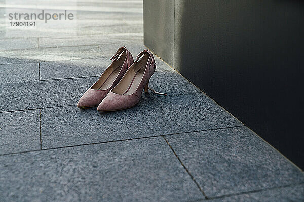 Ein Paar rosa Schuhe auf dem Fußweg