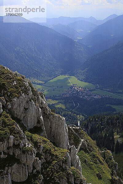 Deutschland  Bayern  Aussichtspunkt und entferntes Dorf vom Wendelstein aus gesehen