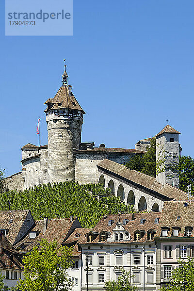 Schweiz  Kanton Schaffhausen  Schaffhausen  Außenansicht der Festung Munot im Sonnenlicht
