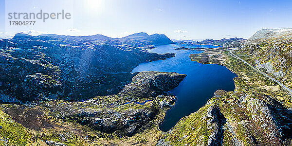 Norwegen  Vestfold und Telemark  Drohnenansicht des Heddersvatn-Sees und der umliegenden Berge