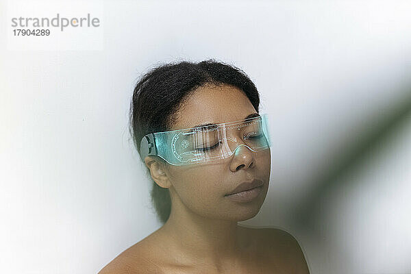 Frau entspannt sich mit geschlossenen Augen und trägt eine Cyberbrille