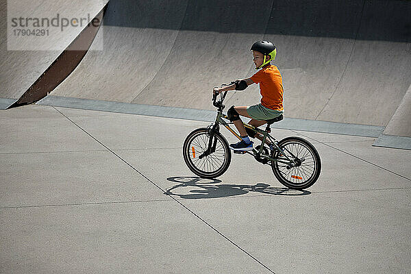 Junge fährt BMX-Fahrrad im Skateboardpark