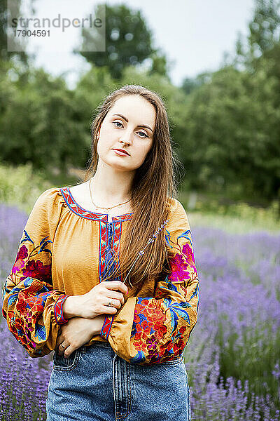Schöne Frau mit langen Haaren am Lavendelfeld