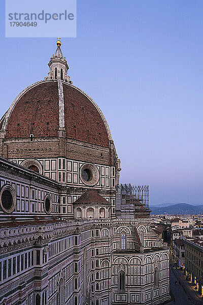 Italien  Toskana  Florenz  Kuppel der Kathedrale von Florenz in der Abenddämmerung
