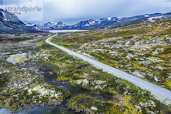 Norwegen  Viken  Drohnenansicht der Straße  die sich durch das Hemsedalfjell-Gebirge erstreckt