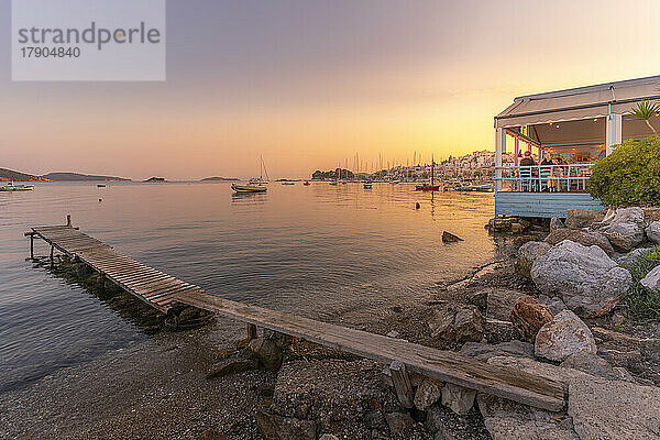 Blick auf Boote und Restaurants in Skiathos Stadt bei Sonnenuntergang  Insel Skiathos  Sporaden  Griechische Inseln  Griechenland  Europa