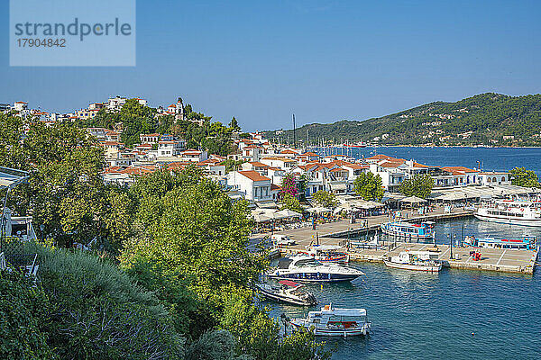 Blick auf den alten Hafen in Skiathos-Stadt  Insel Skiathos  Sporaden  Griechische Inseln  Griechenland  Europa