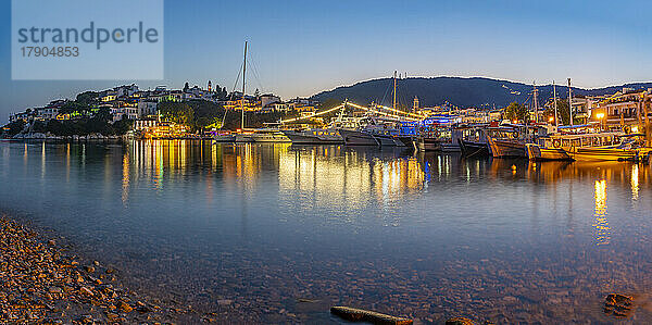 Blick auf das Belvedere Skiathos Alter Hafen in der Abenddämmerung in Skiathos Stadt  Insel Skiathos  Sporaden  Griechische Inseln  Griechenland  Europa