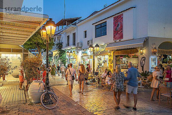 Belebte Straße und Nachtleben in Skiathos-Stadt  Insel Skiathos  Sporaden-Inseln  Griechische Inseln  Griechenland  Europa