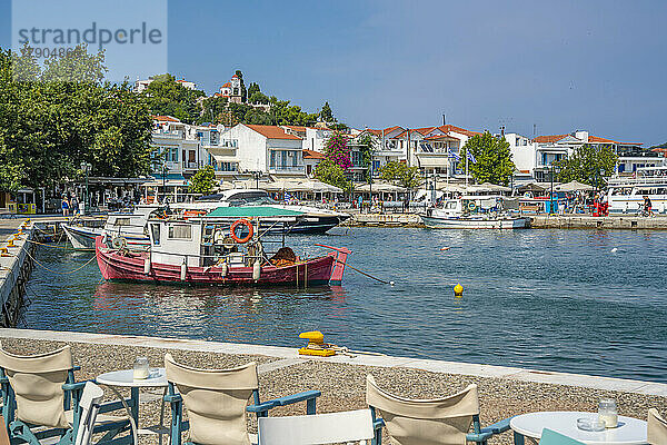 Blick auf Boote im Alten Hafen  Skiathos Stadt  Insel Skiathos  Sporaden  Griechische Inseln  Griechenland  Europa