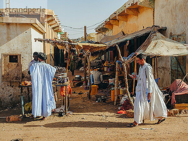 Die Straßen und Menschen eines Dorfes zwischen Kiffa und Ayoun  Mauretanien  Wüste Sahara  Westafrika  Afrika