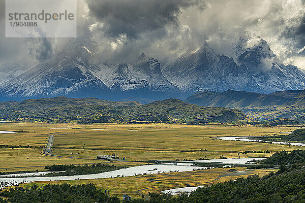 Dramatischer Blick auf die Berggipfel von Los Cuernos und den Rio Serrano  Torres del Paine National Park  Patagonien  Chile  Südamerika