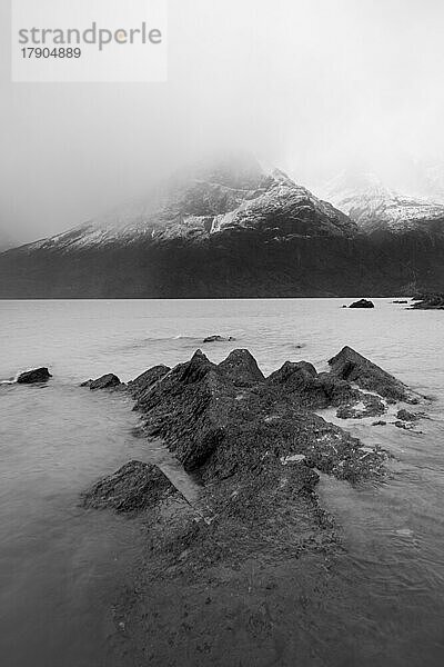 Die im Nebel versteckten Gipfel von Los Cuernos  Torres del Paine National Park  Patagonien  Chile  Südamerika