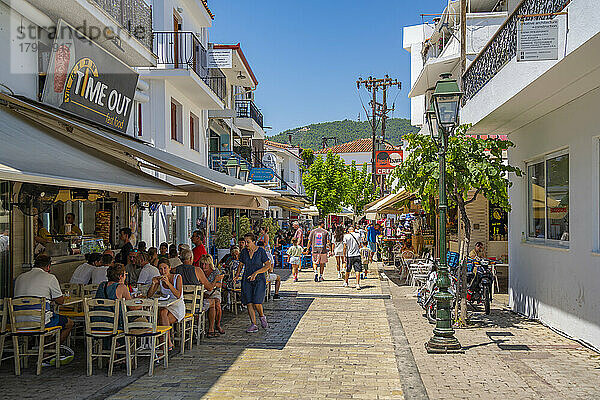 Blick auf Restaurants und Geschäfte an der Hauptstraße in Skiathos Stadt  Insel Skiathos  Sporaden  Griechische Inseln  Griechenland  Europa
