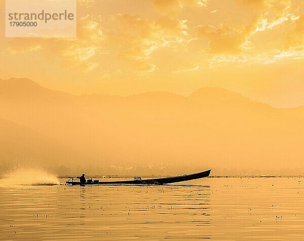 Schnelles Motorboot Silhouette auf Inle See bei Sonnenuntergang  Myanmar  Asien