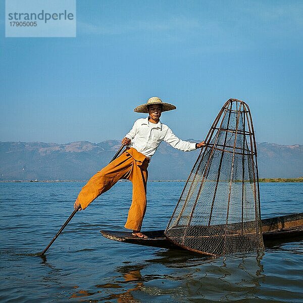 Myanmar Reiseattraktion Wahrzeichen  Traditionelle burmesische Fischer am Inle-See  Myanmar berühmt für ihren unverwechselbaren einbeinigen Ruderstil