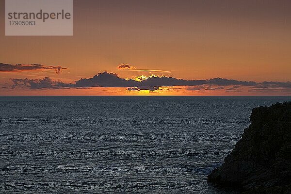 Sonnenuntergang hinter Wolken am Atlantik  Felsenküste Pointe du Van  Gegenlicht  Halbinsel Cap Sizun  Département Finistère  Bretagne  Frankreich  Europa