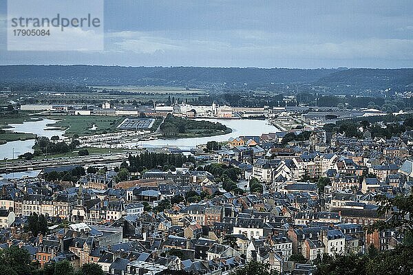 Panoramablick vom Berg Mont-Joli auf die Häuser der Altstadt und die Seine  Abenddämmerung  Honfleur  Département Calvados  Basse-Normandie  Frankreich  Europa