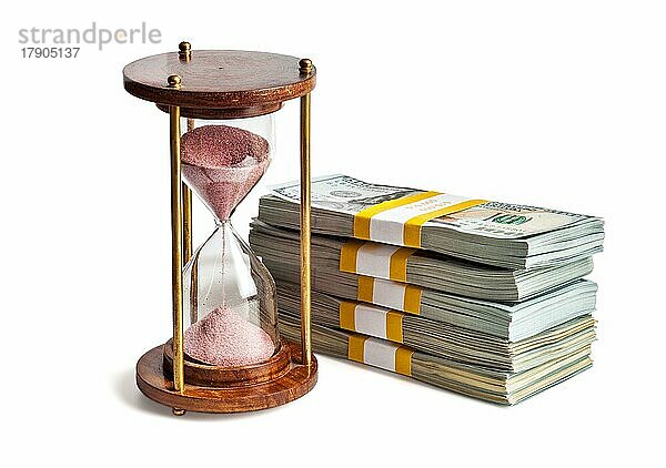 Zeit ist Geld Darlehen Konzept Hintergrund  Sanduhr und Stapel von neuen 100 US-Dollar 2013 Ausgabe Banknoten Rechnungen Bündel vor weißem Hintergrund
