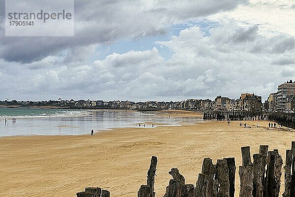 Blick über Buhnen  Spaziergänger am Strand  Saint-Malo  Smaragdküste  Côte d?Émeraude  Bretagne  Frankreich  Europa