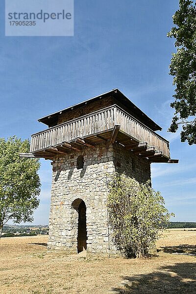 Rekonstruierter römischer Wachturm an der Ausoniusstraße beim Dorf Dill im Hunsrück  Rheinland-Pfalz  Deutschland  Europa