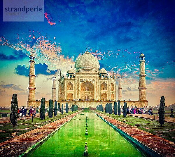 Vintage Retro-Effekt gefiltert Hipster-Stil Bild des Taj Mahal auf Sonnenaufgang Sonnenuntergang  Indian Symbol  Indien Reise Hintergrund. Agra  Uttar Pradesh  Indien  Asien