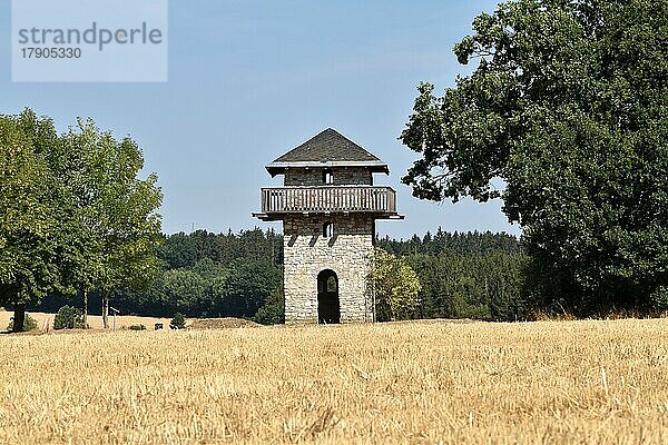 Rekonstruierter römischer Wachturm an der Ausoniusstraße beim Dorf Dill im Hunsrück  Rheinland-Pfalz  Deutschland  Europa