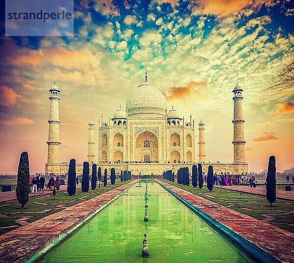 Vintage Retro-Effekt gefiltert Hipster-Stil Bild des Taj Mahal auf Sonnenaufgang Sonnenuntergang  Indian Symbol  Indien Reise Hintergrund. Agra  Uttar Pradesh  Indien  Asien