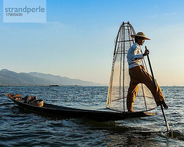 Myanmar Reiseattraktion Wahrzeichen  Traditionelle burmesische Fischer am Inle-See  Myanmar berühmt für ihren unverwechselbaren einbeinigen Ruderstil