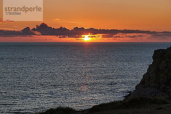 Sonnenuntergang hinter Wolken am Atlantik  Felsenküste Pointe du Van  Gegenlicht  Halbinsel Cap Sizun  Département Finistère  Bretagne  Frankreich  Europa