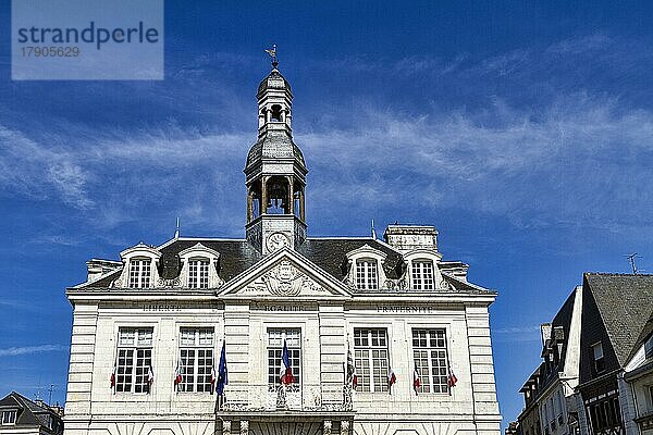 Rathaus mit Glockenturm und der Aufschrift Freiheit  Gleichheit  Brüderlichkeit  Platz der Republik  Oberstadt  Auray  Morbihan  Bretagne  Frankreich  Europa