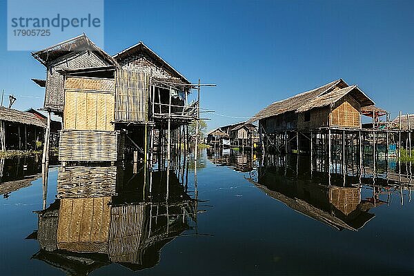 Gestelzte Häuser in einem Dorf am Inle-See  Myanmar  Asien