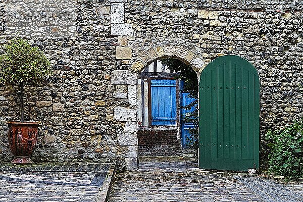 Blick durch Tor mit grüner Tür auf traditionelles Steinhaus mit blauer Tür  Altstadt  Honfleur  Département Calvados  Basse-Normandie  Frankreich  Europa