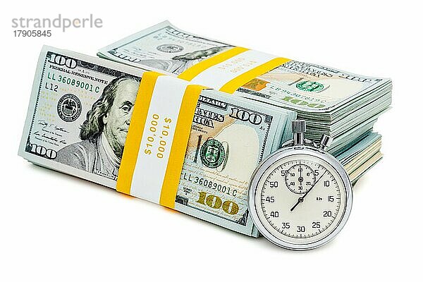 Zeit ist Geld Darlehen Konzept Hintergrund  Stoppuhr und Stapel von neuen 100 US-Dollar 2013 Ausgabe Banknoten Rechnungen Bündel vor weißem Hintergrund