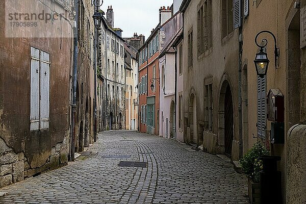 Gasse in der historischen Alstadt  Dole  Departement Jura  Franche-Comté  Frankreich  Europa