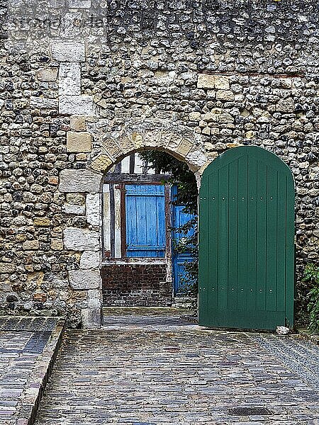 Blick durch Tor mit grüner Tür auf traditionelles Steinhaus mit blauer Tür  Altstadt  Honfleur  Département Calvados  Basse-Normandie  Frankreich  Europa