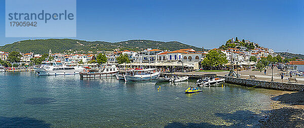 Blick auf das Belvedere Skiathos Alter Hafen und Skiathos Stadt  Insel Skiathos  Sporaden  Griechische Inseln  Griechenland  Europa