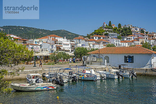 Blick auf Skiathos Stadt mit Blick auf die griechisch-orthodoxe Kirche  Insel Skiathos  Sporaden  Griechische Inseln  Griechenland  Europa