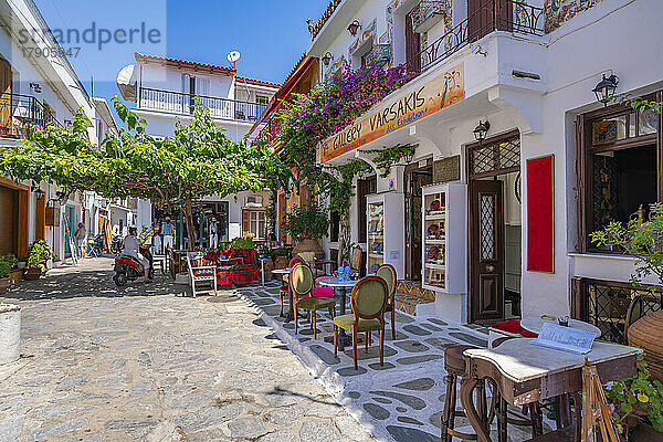 Blick auf Tavernen in einer weiß getünchten Straße in Skiathos Stadt  Insel Skiathos  Sporaden  Griechische Inseln  Griechenland  Europa