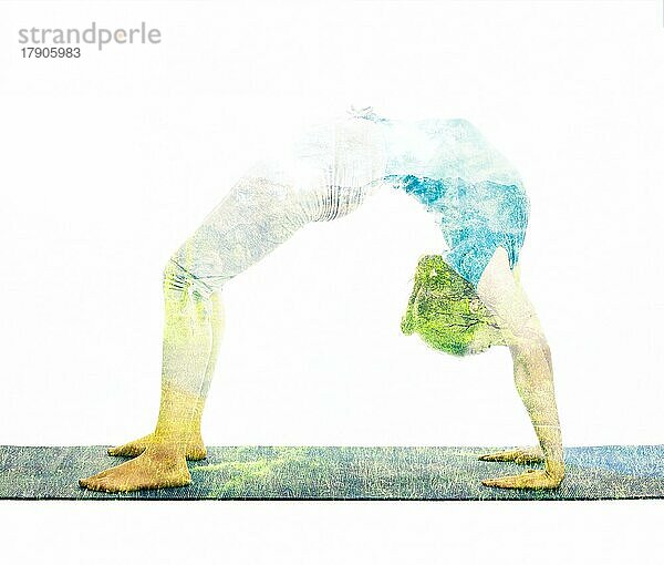 Natur Harmonie gesunden Lebensstil Konzept  Doppelbelichtung Bild der Frau tut Yoga Asana Upward Bow Pose intensive Rückbeuge. Urdhva dhanurasana Asana Übung isoliert