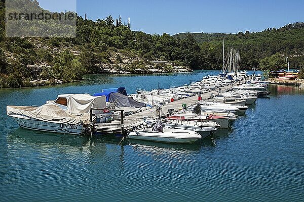 Boote im Bootshafen in Esparron-de-Verdon  Lac d Esparron  Provence-Alpes-Côte d?Azur  Provence  Frankreich  Europa