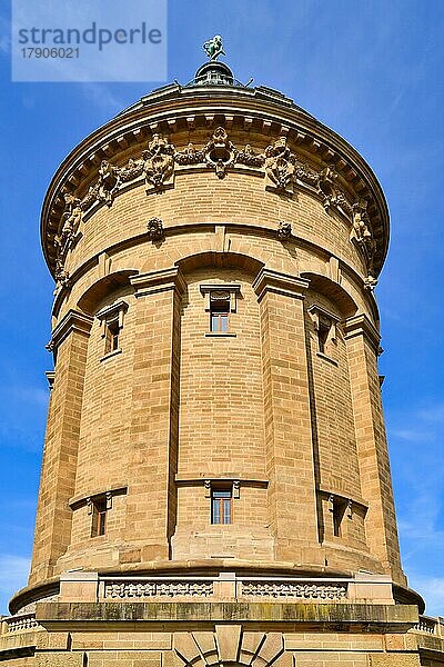 Der Wasserturm  ein Wahrzeichen der deutschen Stadt Mannheim  Mannheim  Deutschland  Europa