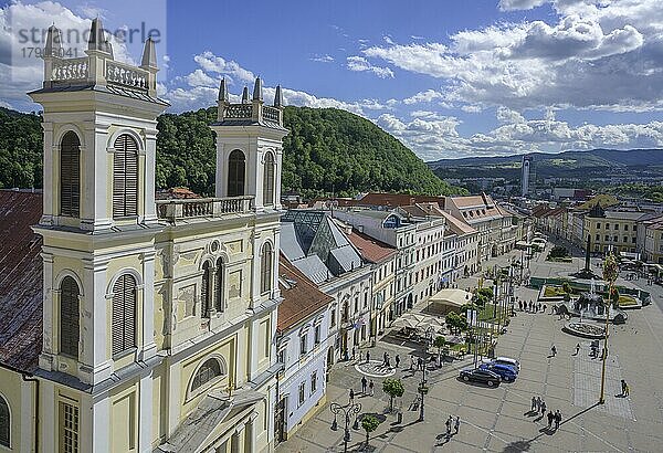 Blick vom Uhrturm auf die Kathedrale des hl. Franz Xaver und den Hauptplatz  Banská Bystrica  Banskobystrický kraj  Slowakei  Europa