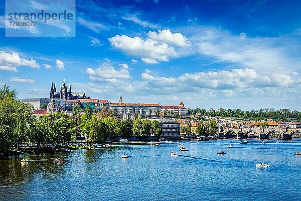 Moldau und Gradchany Prager Burg und St. Veitsdom und Karlsbrücke mit Menschen in Tretbooten. Prag  Tschechische Republik  Europa