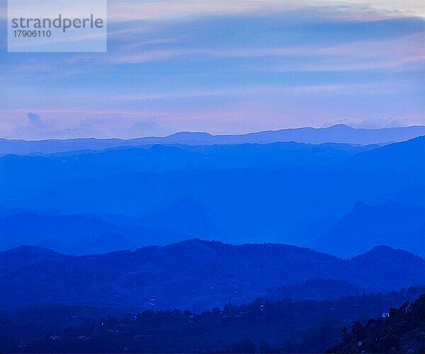 Sonnenuntergang in den Bergen von Munnar. Kerala  Südindien