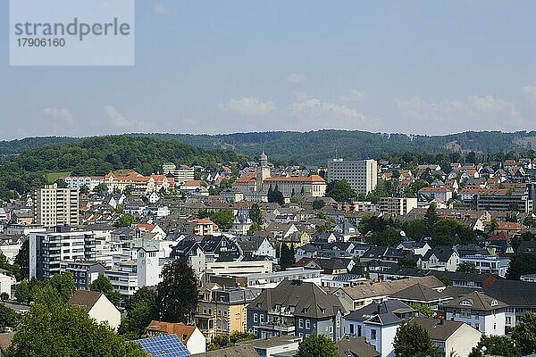 Ausblick vom Ehmsendenkmal auf die Neustadt mit Gebäude der Bezirksregierung  Arnsberg  Sauerland  Nordrhein-Westfalen  Deutschland  Europa