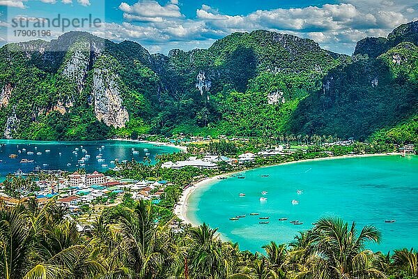 Urlaubshintergrund  Tropische Insel mit Resorts  Insel Phi-Phi  Provinz Krabi  Thailand  Asien