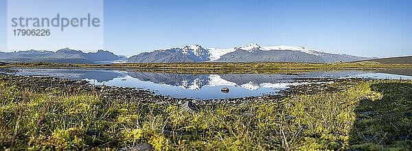 Spiegelung in einem See  Blick auf Gletscherzungen Skaftafellsjökull und Svínafellskökull  vergletscherter Berggipfel Hrútfjallstindar und Berg Kristínartindar  Vatnajökull-Nationalpark  Austurland  Island  Europa